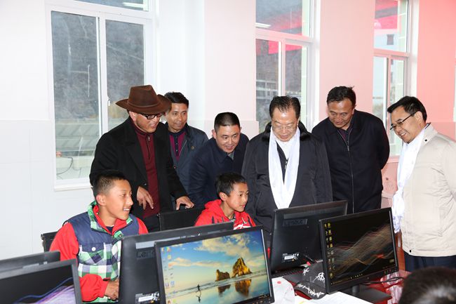 10、张学武董事长一行在集团捐助的德钦县“希望之星”电脑室考察，并饶有兴致地教授学生使用搜索引擎_副本.jpg