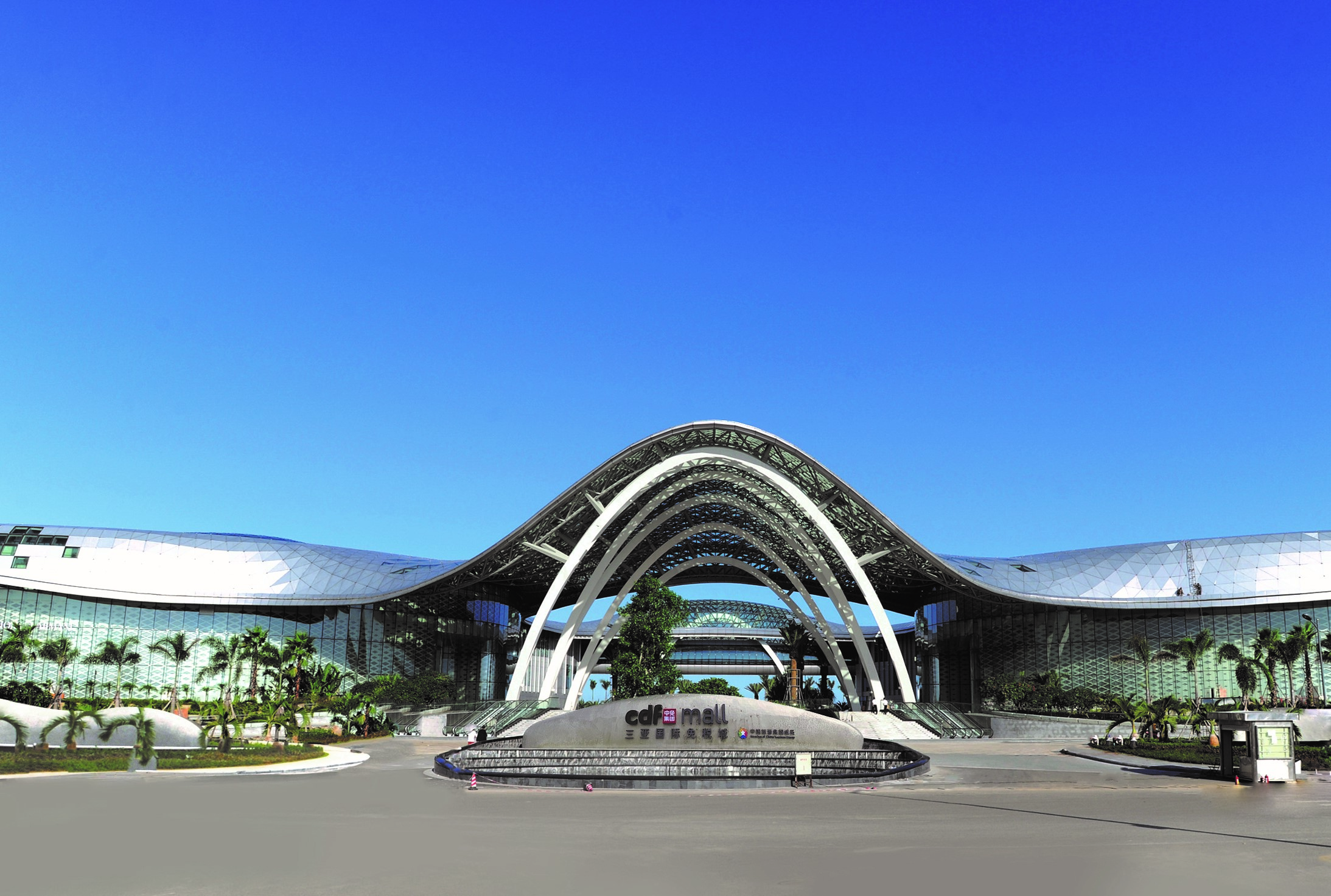 Thom Browne入驻ac米兰官方网站三亚国际免税城 Salvatore Ferragamo全新形象升级亮相