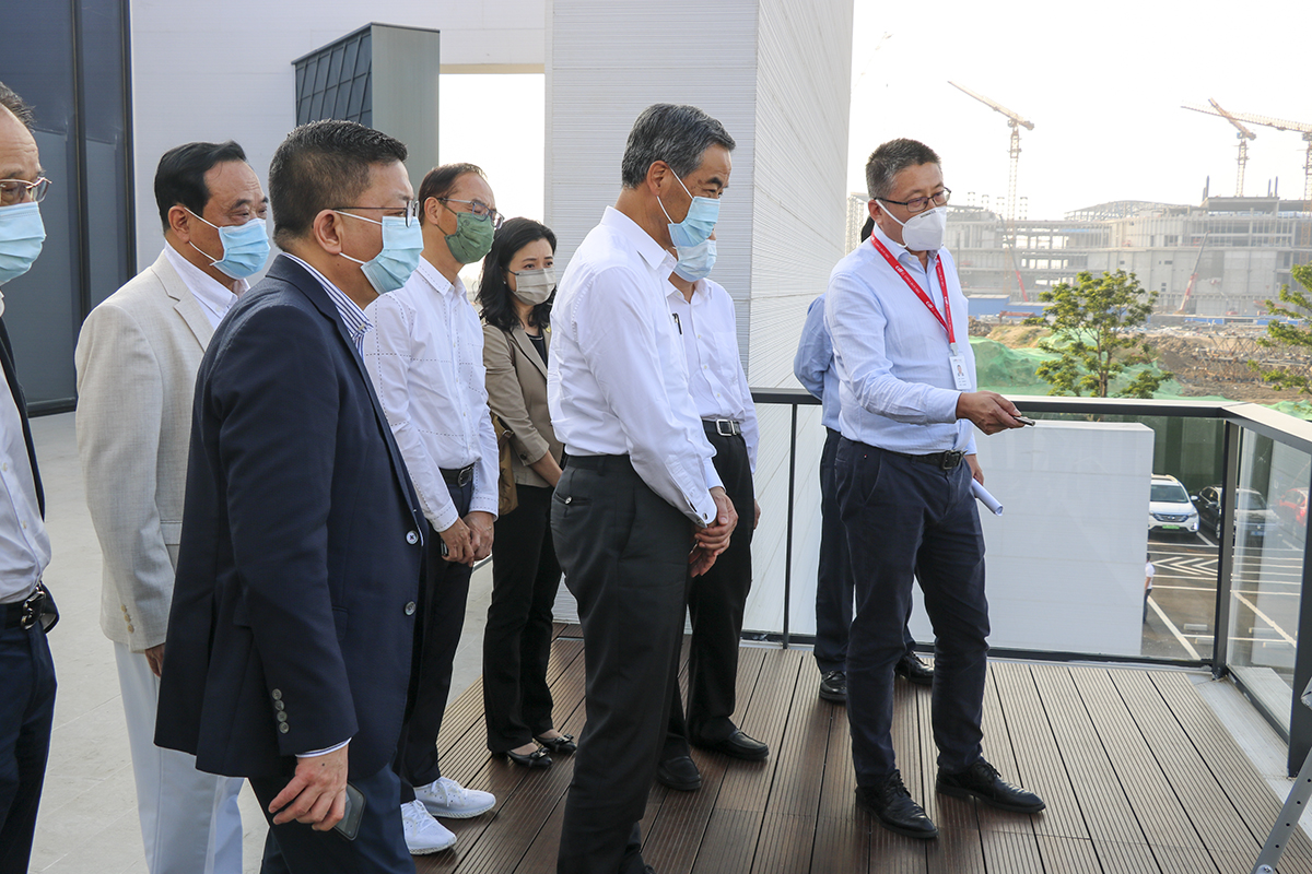 20211126063445.jpg 网全国政协副主席梁振英率队到海口市国际免税城项目考察调研1.jpg