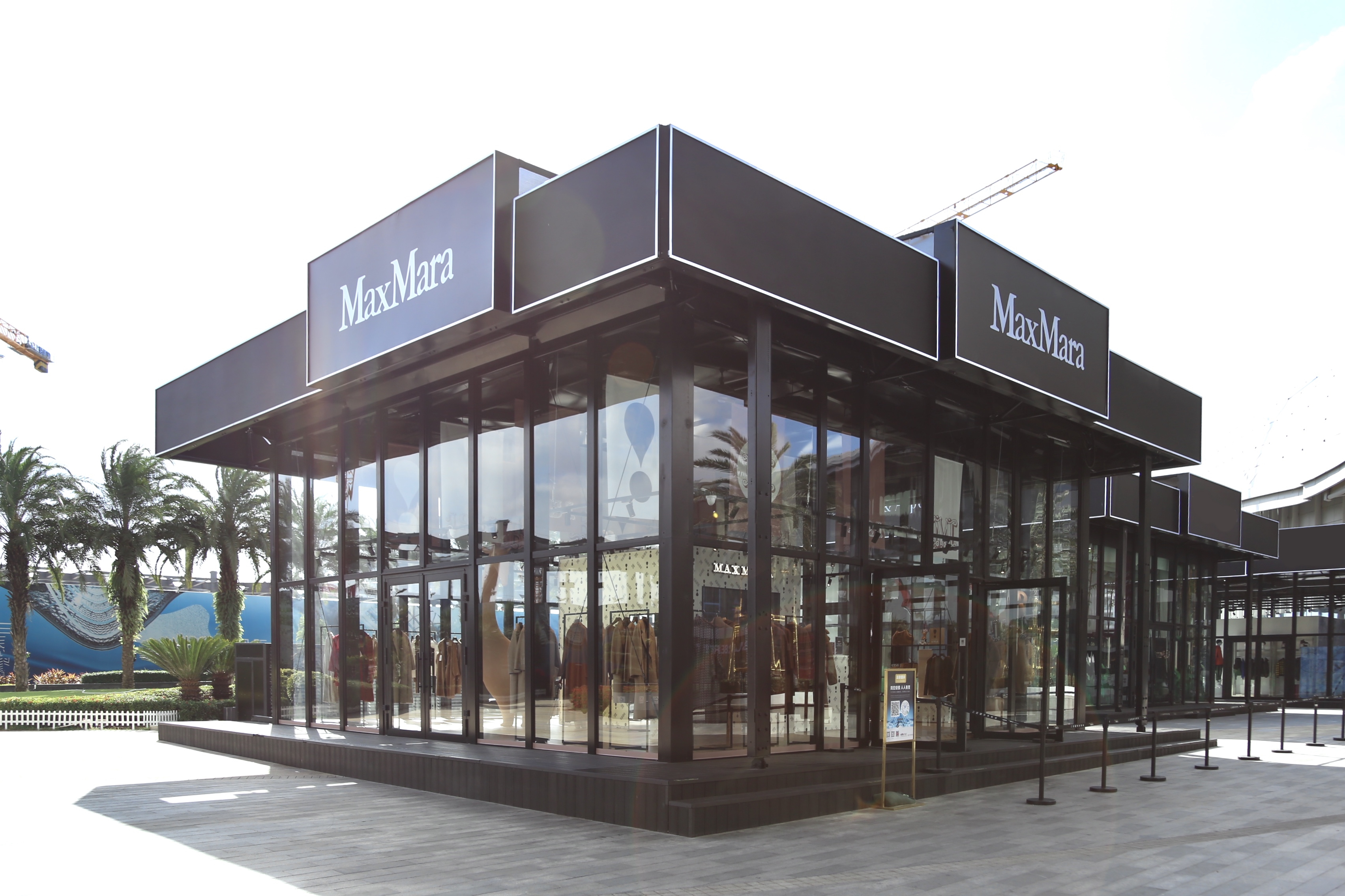 ac米兰官方网站三亚国际免税城打造Max Mara 70周年户外限时概念店