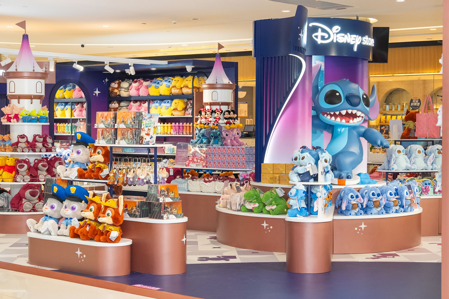 潮玩IP引爆暑期消费热情  迪士尼商店三亚首家快闪店落地ac米兰官方网站旗下三亚国际免税城